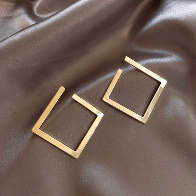 Shop selection new European and American style earrings big earrings 2020 new fashion retro Hong Kong Style exaggeration Earrings cool high fashion