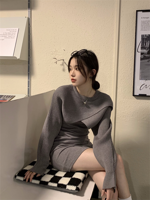Real price ~ early autumn Korean version drawstring slim buttock dress cross long sleeve knitted shawl set