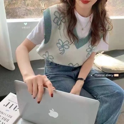 2021 new style small fresh outer lap wear V-neck cute age reducing loose short knitted vest women