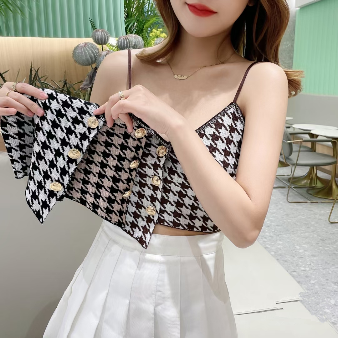 In the early spring of 2022, the new style of real shooting sexy V-neck irregular exposed navel design sense of minority sling ins trendy girl Chi