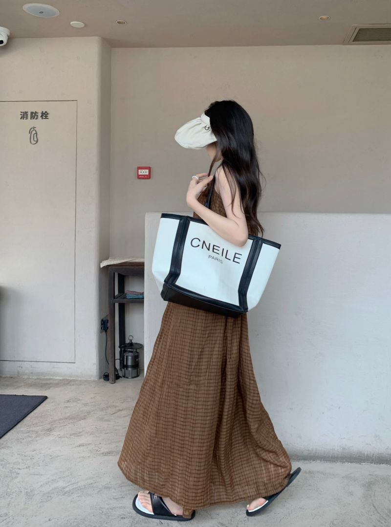 Real price and real shooting three standard French lazy checkered skirt design feeling loose suspender skirt