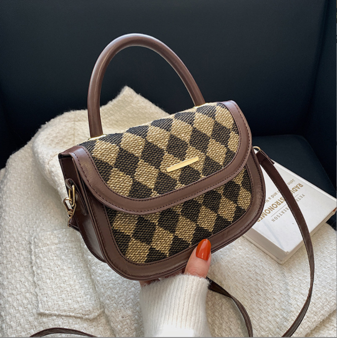 Popular small bag female 2021 new autumn and winter retro portable small square bag simple ins leisure Single Shoulder Messenger Bag