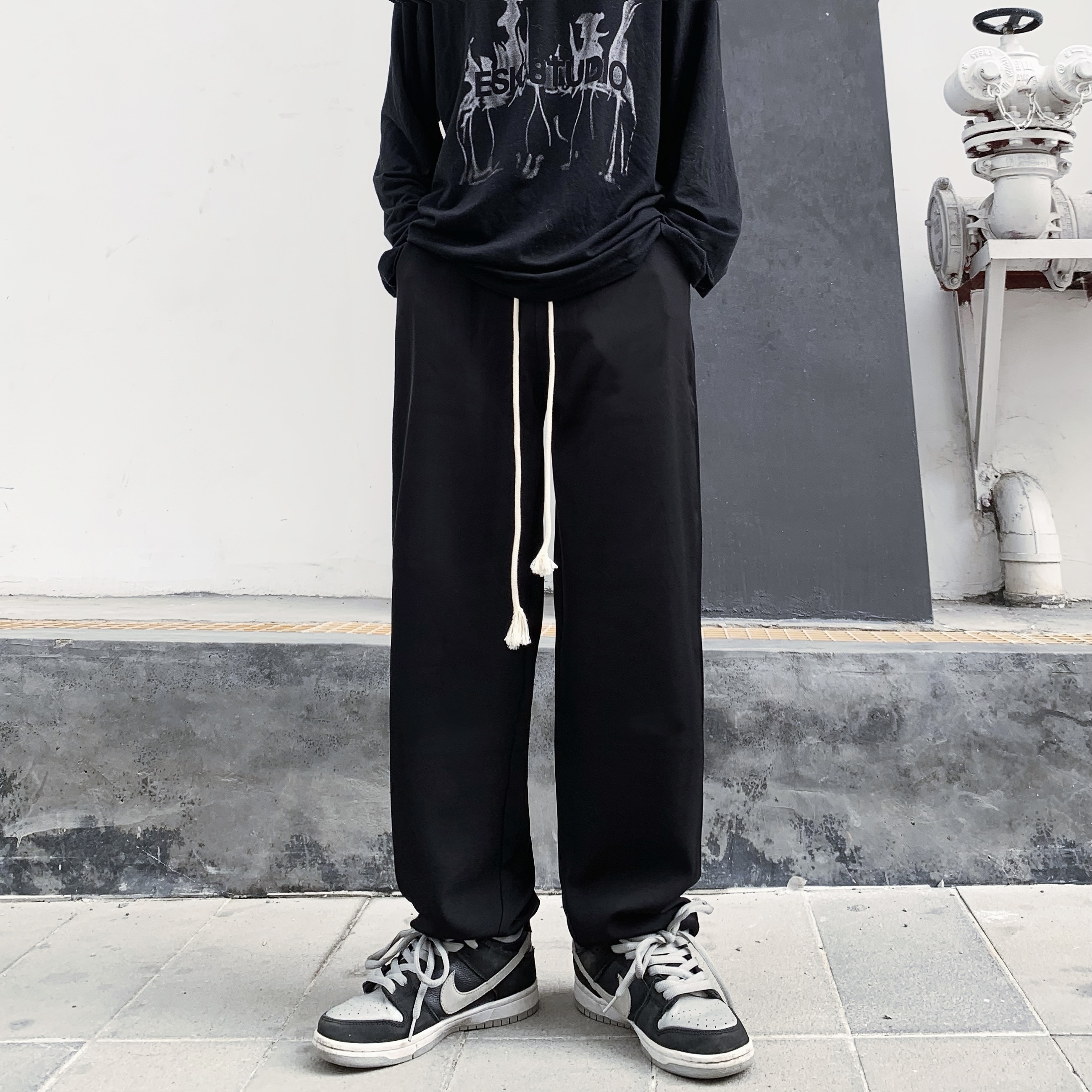 The model actually took a picture of the new fall vertical casual pants, women's versatile drawstring straight pants, loose BF wide leg pants