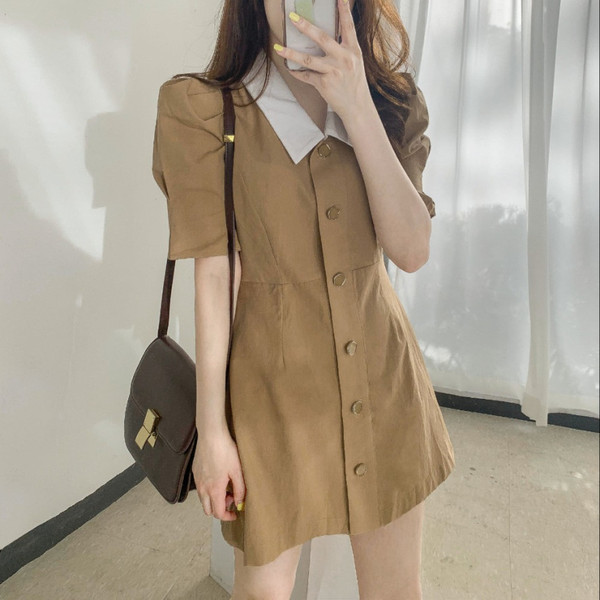 2022 French Vintage Hepburn style small black skirt design sense of small man gas waist closing bubble sleeve polo collar