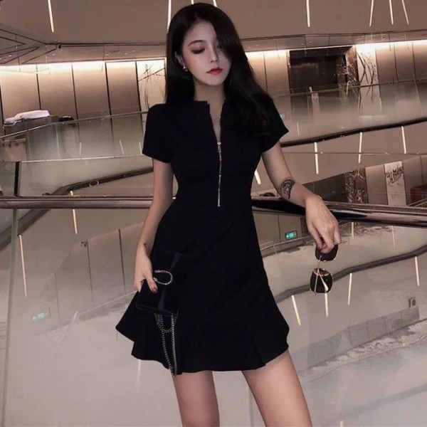 2022 new women's dress is lazy, wind is thin, ruffle waist closed Hepburn small black skirt zipper black dress