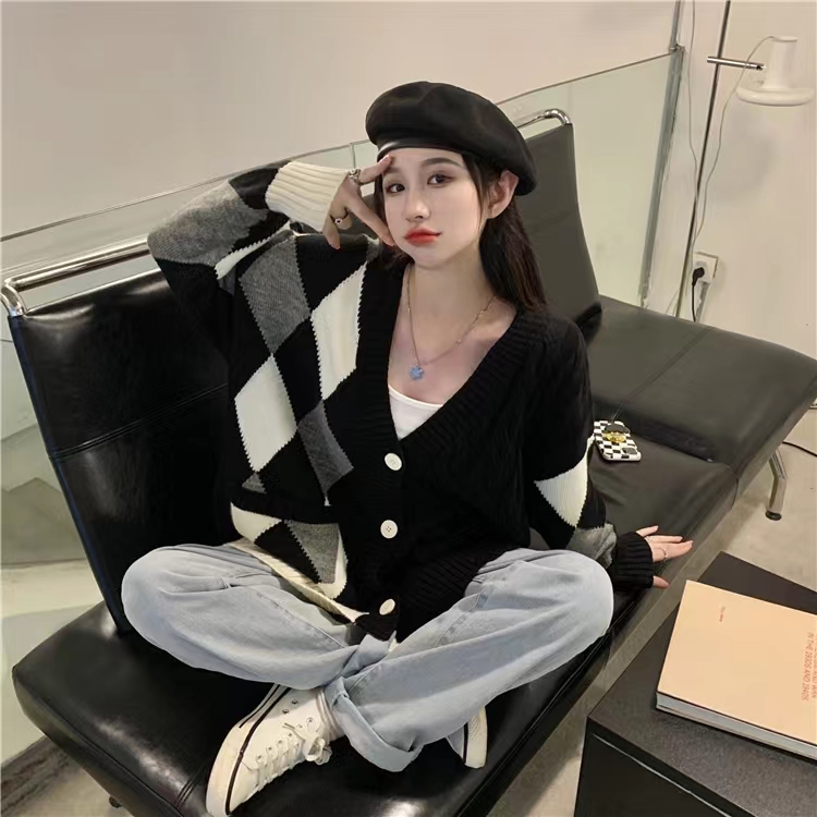 Korean college style retro diamond knitted cardigan women's jacket autumn and winter 2022 new style lazy wind sweater women's tide