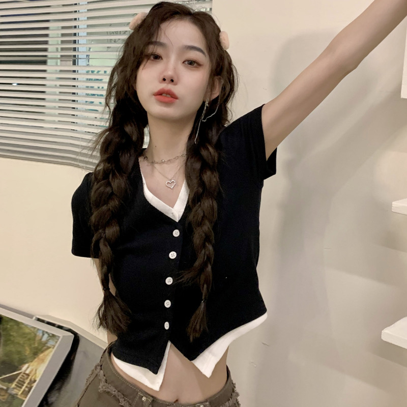 Slim short-sleeved t-shirt female design sense niche summer sweet hot girl unique v-neck short black fake two-piece jacket