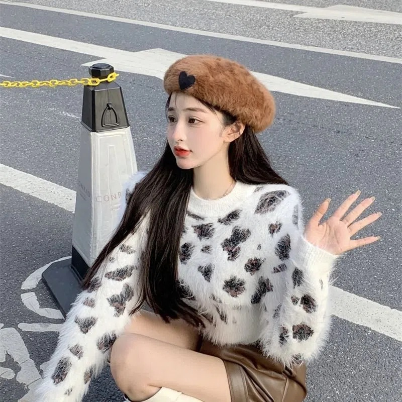 Korean version of mink velvet black and white contrast color flower text waist is thin and short knitted sweater long-sleeved top women's autumn and winter all-match