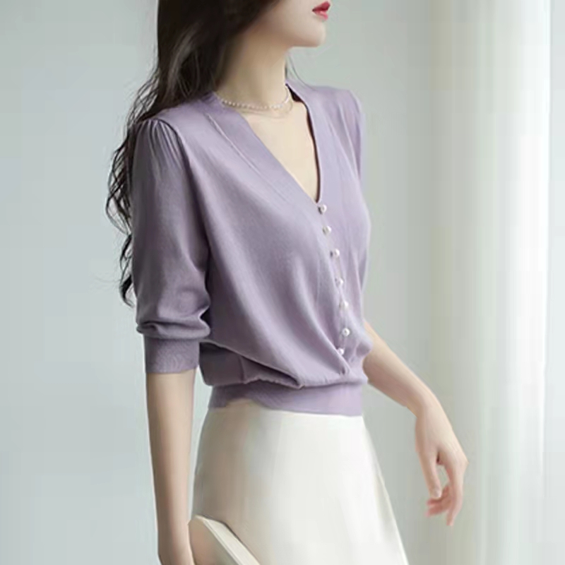 Gentle gas pearl buckle V-Neck Sweater women's early spring 2022 thin loose age reducing versatile T-Shirt Top Fashion
