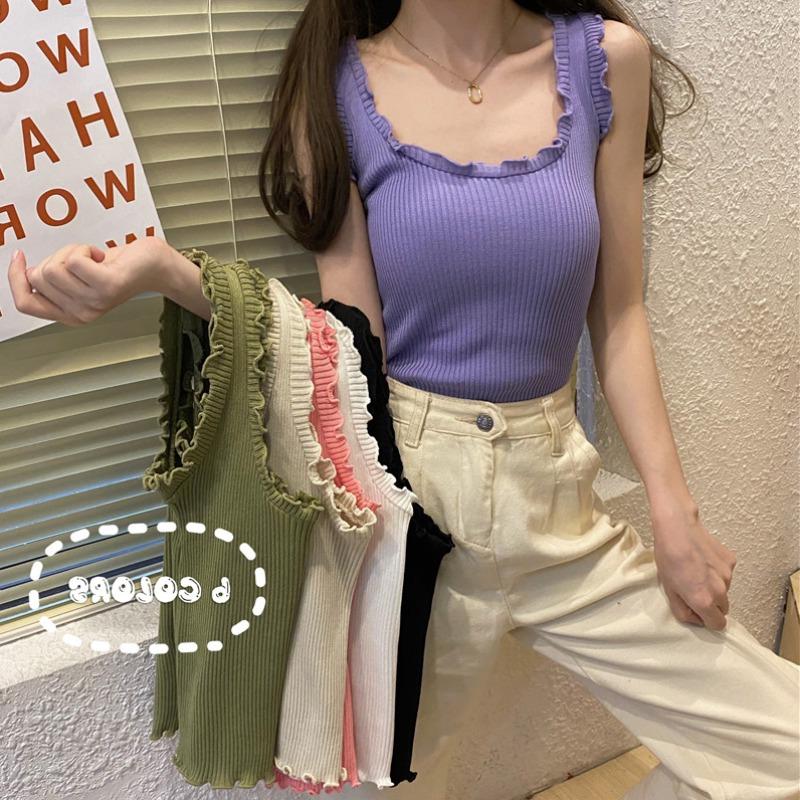 In summer, wear a vest inside, a French suspender top, a female white design, a knitted bottomed shirt outside