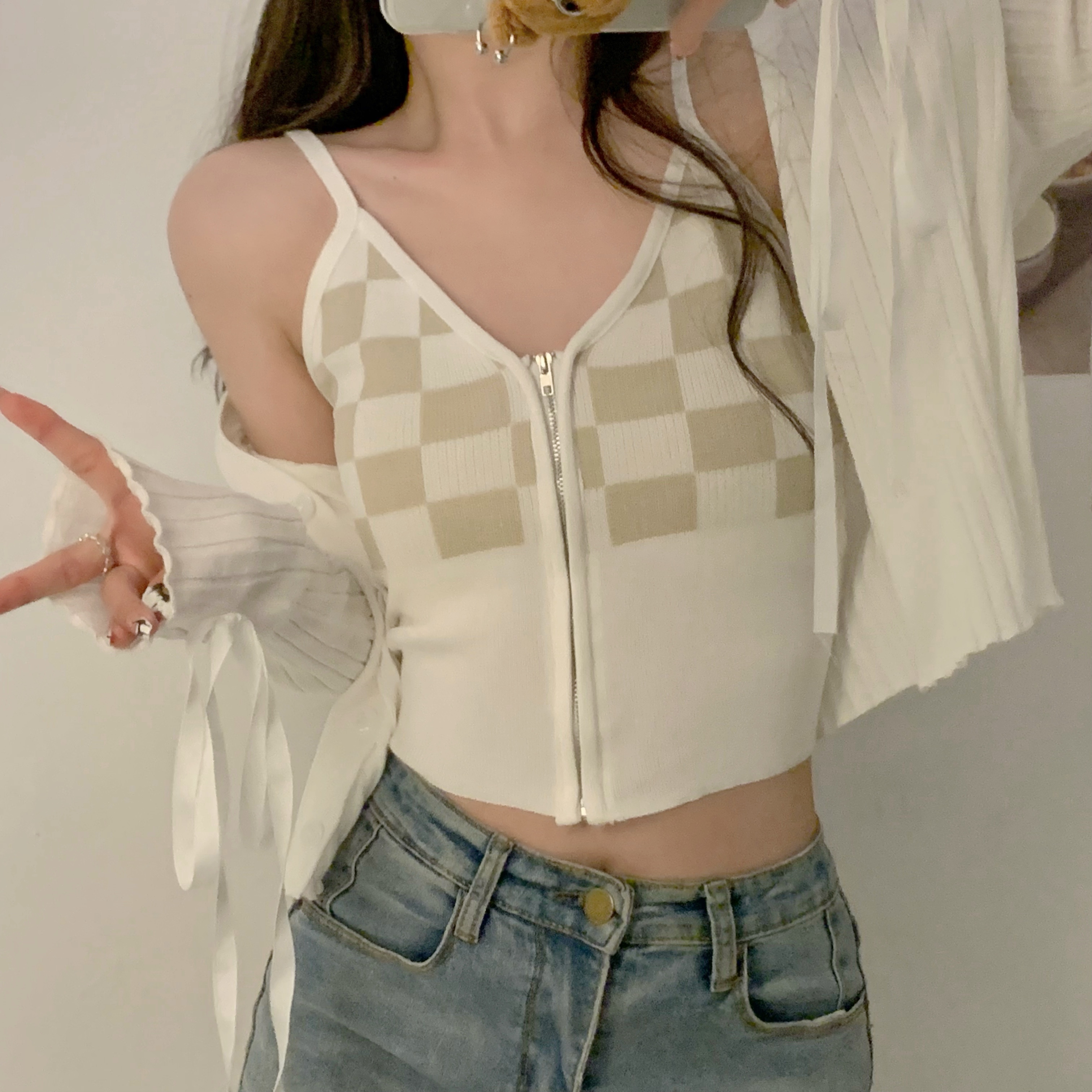 Real shooting and real price hot girls wear contrast checkerboard lattice small suspenders, and wear spring and summer zipper tights