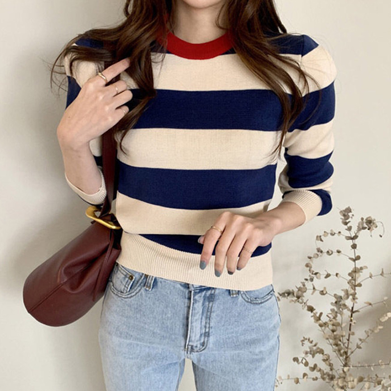 Crew neck pullover with color matching stripes for a slim fit and versatile long sleeve T-shirt