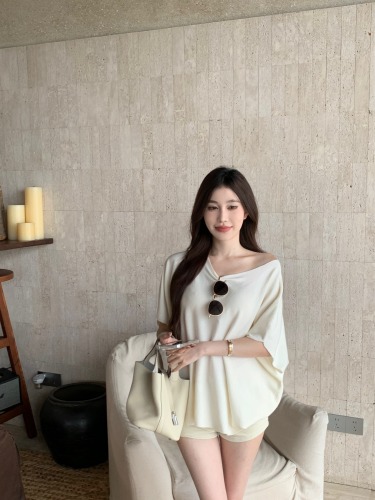 Actual shot of Hannam-dong's daughter, sloping shoulder bat sleeve knitted T-shirt for women, versatile, lazy, loose and slimming top in summer