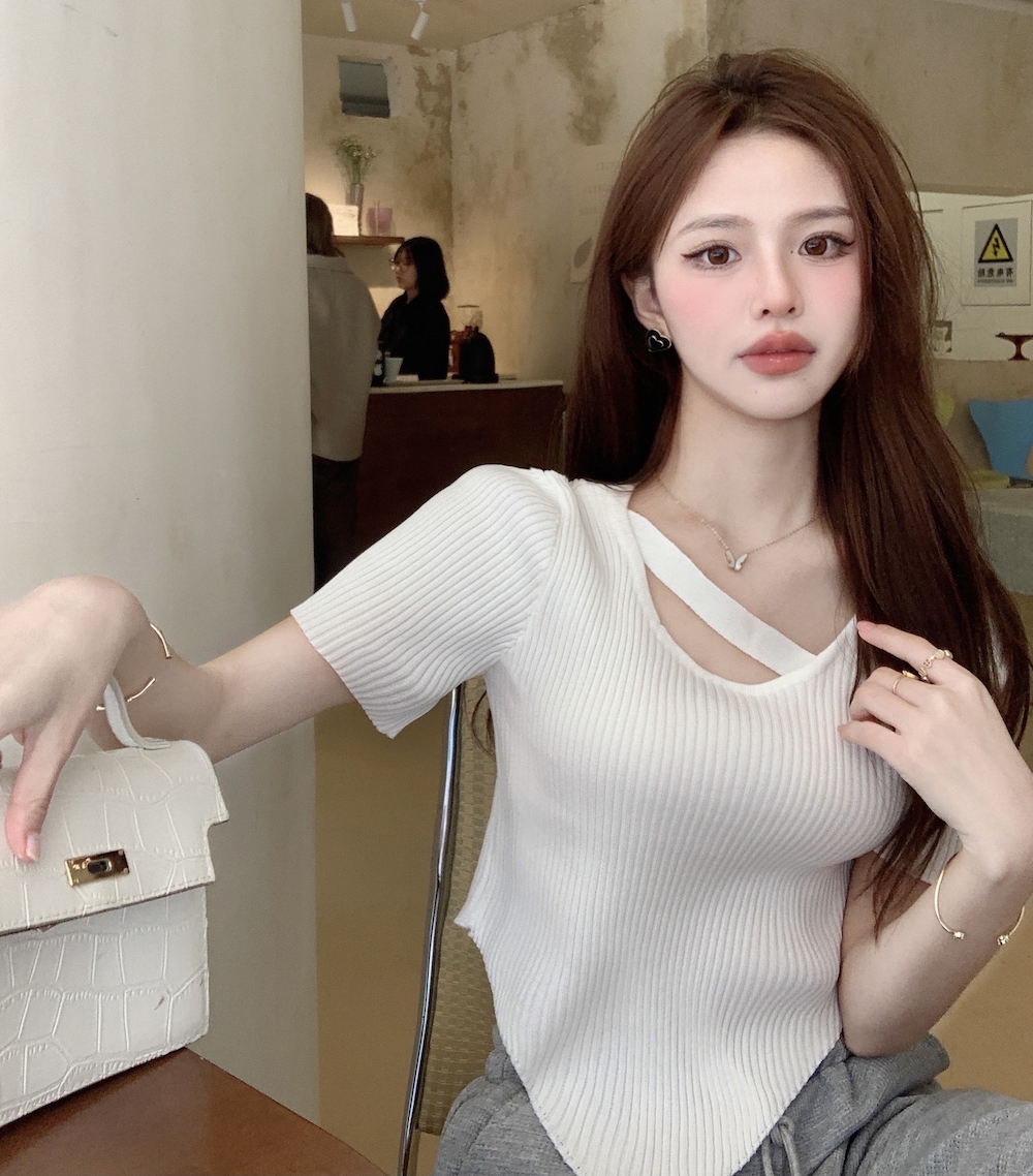 Real shot 2023 new design sense irregular clavicle exposed all-match chic short knitted short-sleeved top
