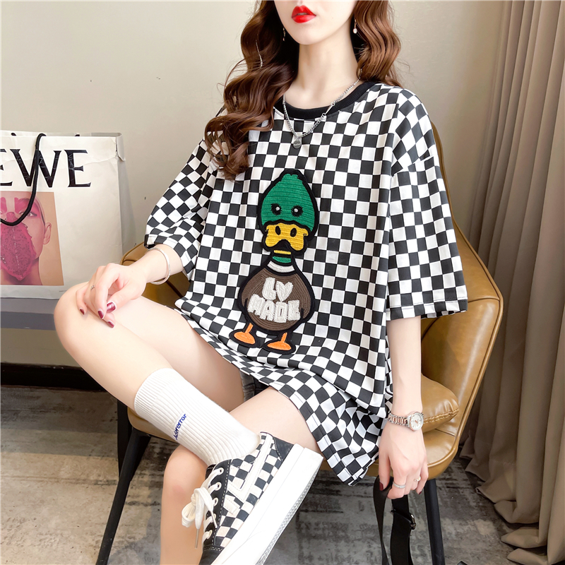 Real time color contrast checkerboard checkerboard short sleeve T-shirt women's Korean version 2022 spring and summer aging lazy wind backed medium and long top