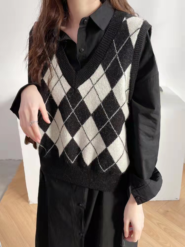 Vintage diamond lattice knitted vest for women in autumn and winter new style with sleeveless sweater V-neck overlapping jacquard vest