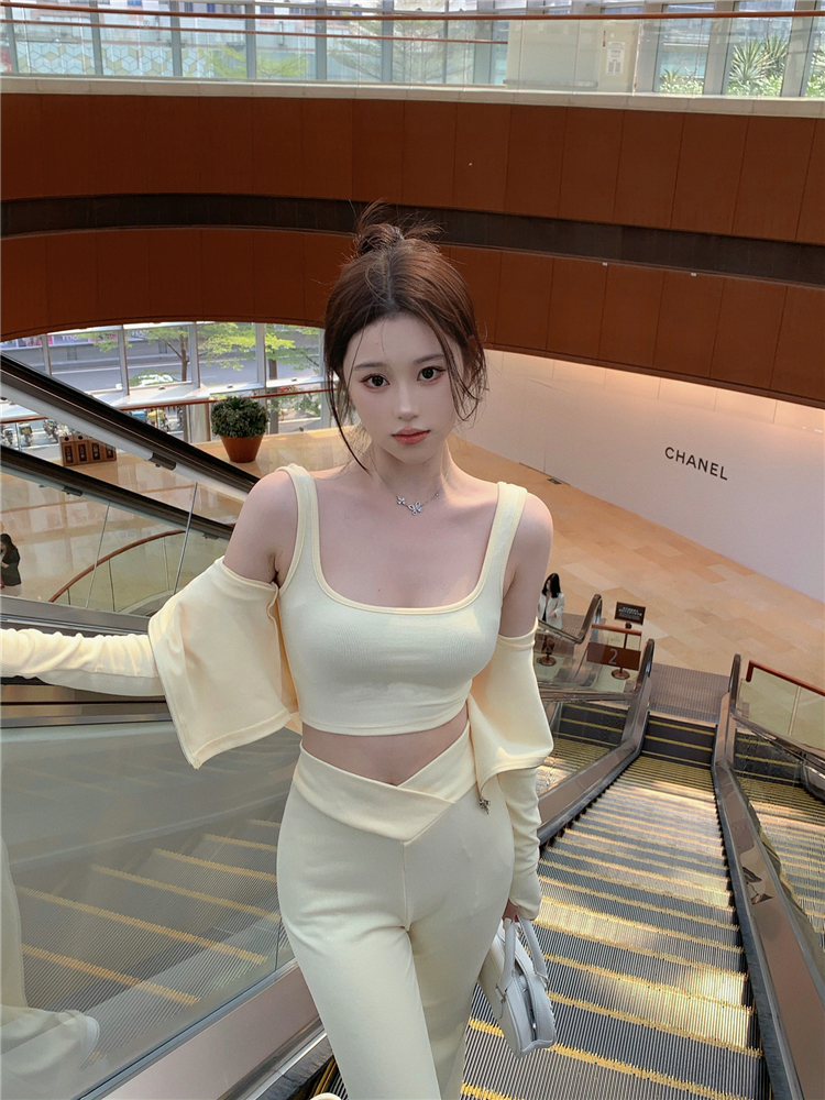 Age-reducing sweet and spicy pure lust cardigan suspenders wide-leg pants casual three-piece set