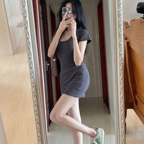 Slim fit, slim U-neck, niche design, T-shirt skirt, solid color, pure desire, sexy, Hip Wrap, waist close, versatile dress