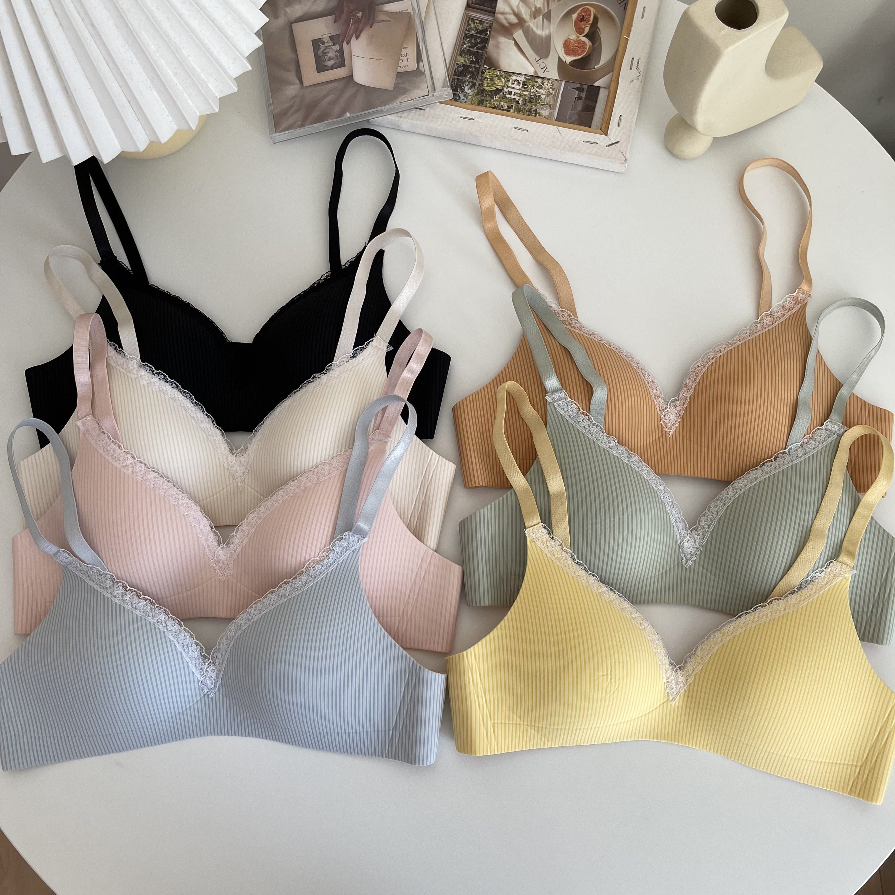 Real shooting and real price ~ Korean version Lace Sexy Student traceless bra without steel ring gathering small bra underwear female
