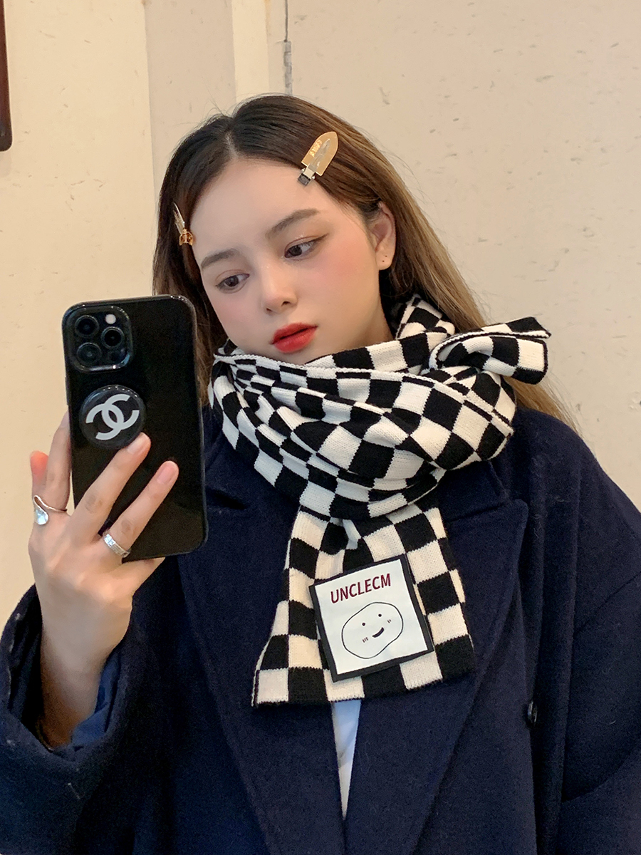 Scarf female winter minority send girlfriend black and white chessboard lattice ins scarf autumn Korean version versatile student