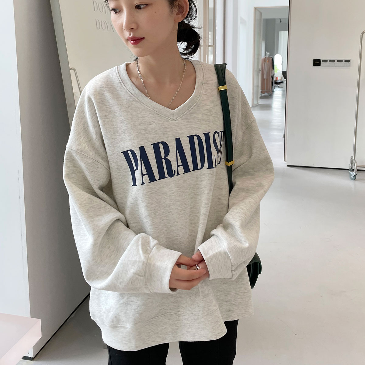 Real shot - fish scale cloth cotton 2022 spring and autumn Korean version thin sweater female letter printing V-neck fashion all-match