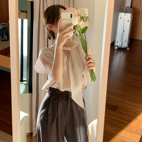 Designed V-neck lace-up single-breasted thin top