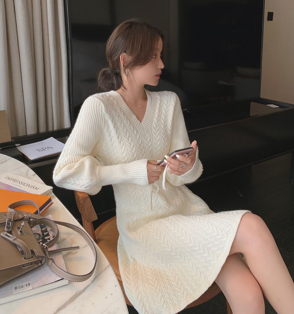 Real shot of autumn and winter 2020 new style first love wind early snow knitted V-Neck long sleeve dress with bottom skirt for children