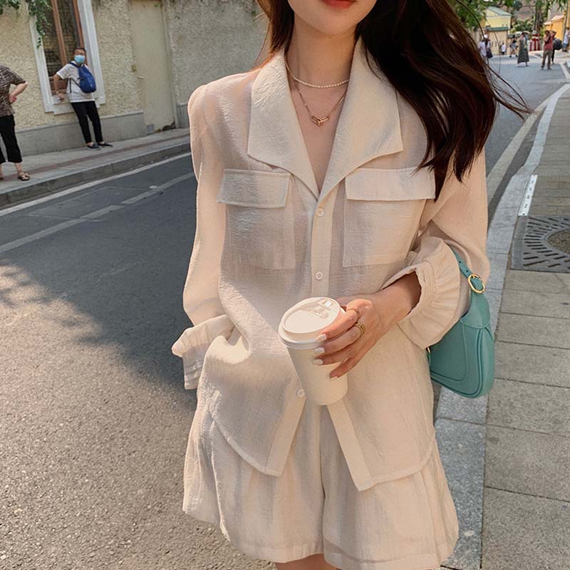 Light mature Hong Kong style retro chic white wide leg shorts suit women's age reduction fashion sunscreen shirt two piece set in summer