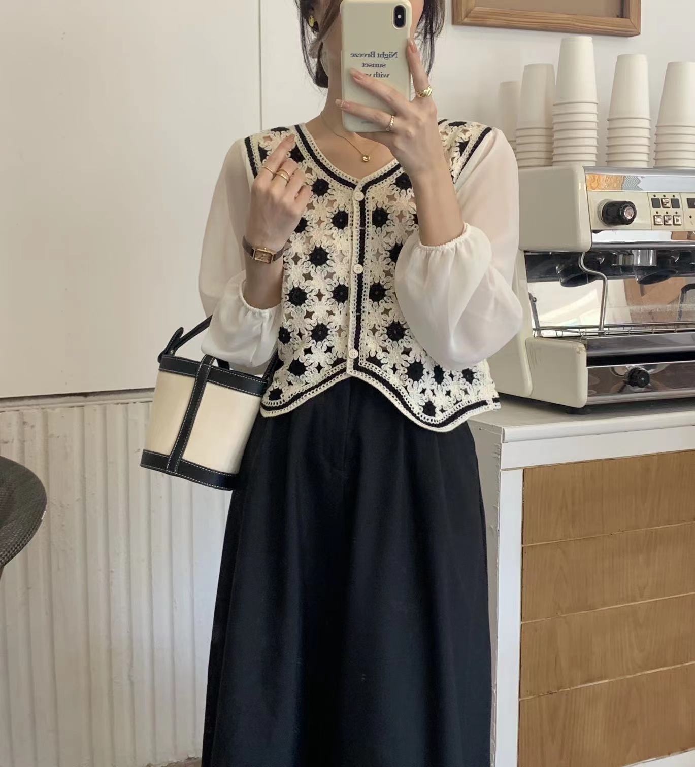V-neck embroidered flower splicing lace shirt women's long-sleeved 2023 spring new cardigan sweet shirt top trendy