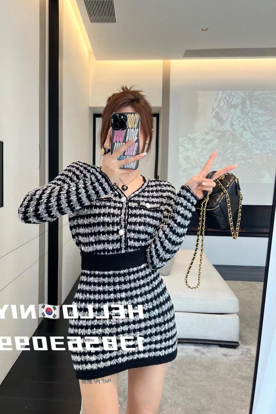 Xiaoxiangfeng knitted suit for women 2022 new autumn retro contrasting striped V-neck sweater + high waist hip skirt