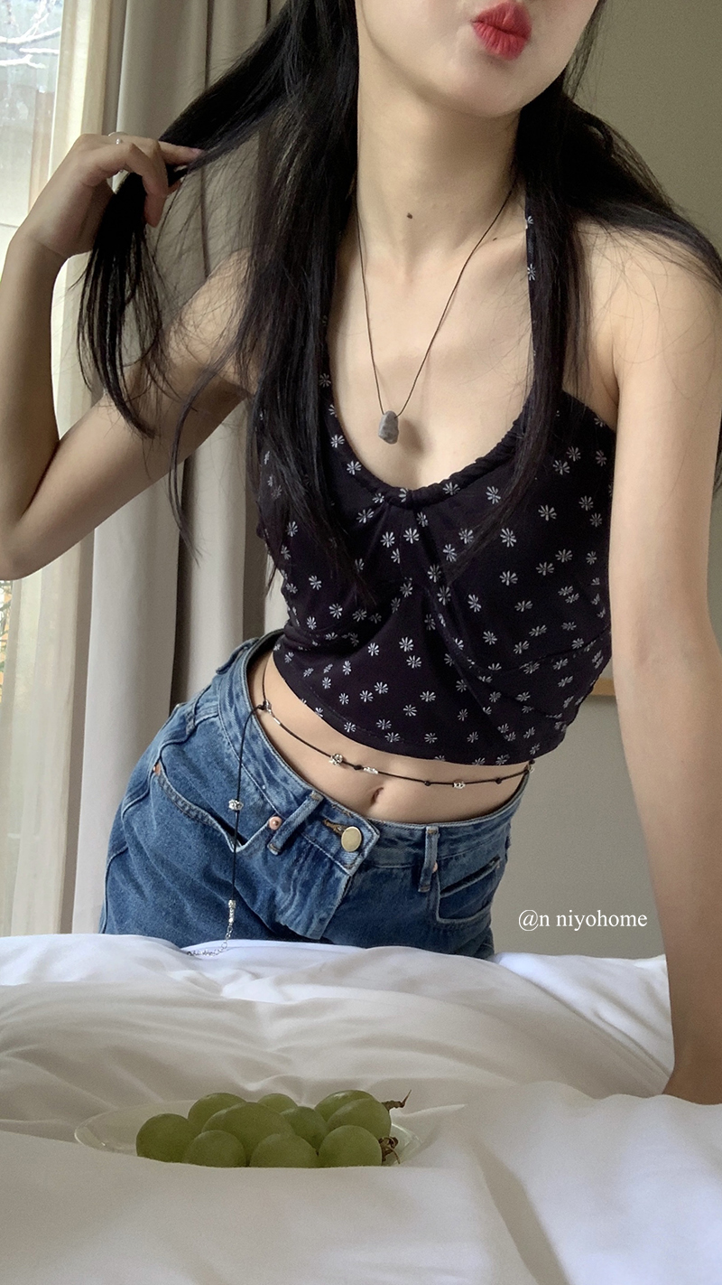 Xiaoxian Nizi's neck hanging suspender vest, women's interior with summer design sense, small people wear black broken flower pure desire jacket outside