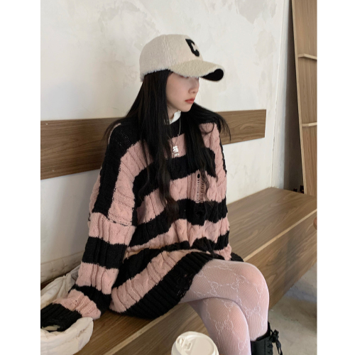 Cai Ge does not stay up late pink striped loose lazy hole first love sweater women's spring sweater design sense