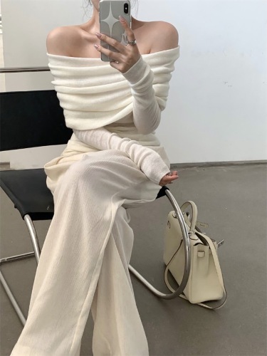 French one-shoulder gentle knitted top women's 2023 design sense slimming thin off-the-shoulder long-sleeved sweater solid color