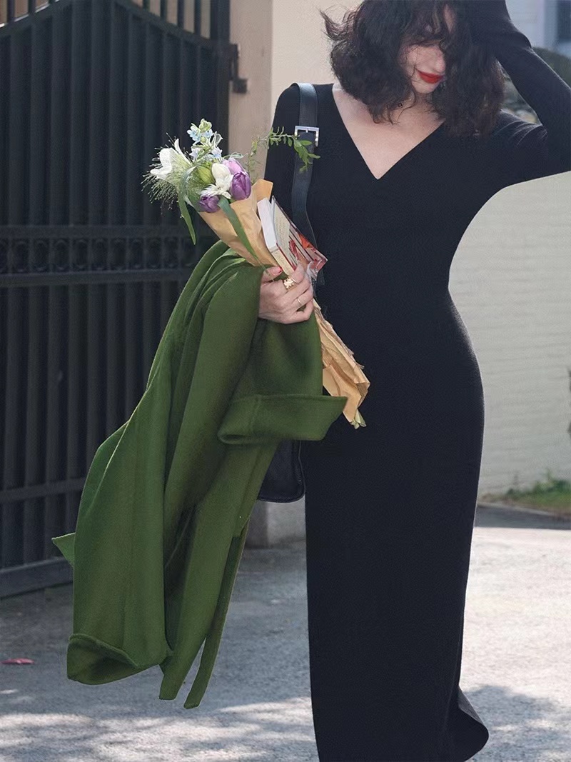 Homemade Hong Kong style retro 2022 autumn and winter bottoming V-neck long-sleeved knitted dress slim bag hip long skirt women