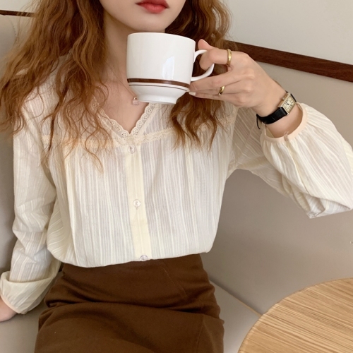 Real shot real price Han Feng chic gentle French retro fairy sweet cotton hemp temperament girl lace embroidery V-neck shirt woman