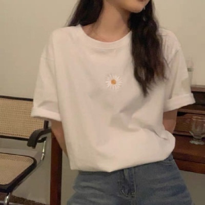 Loose and fashionable Daisy short sleeve T-shirt for female fashion students