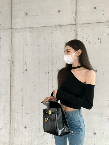 Real shooting real price Korean version of the Hong Kong style slimming off-the-shoulder hanging neck long-sleeved top + high waist retro denim trousers