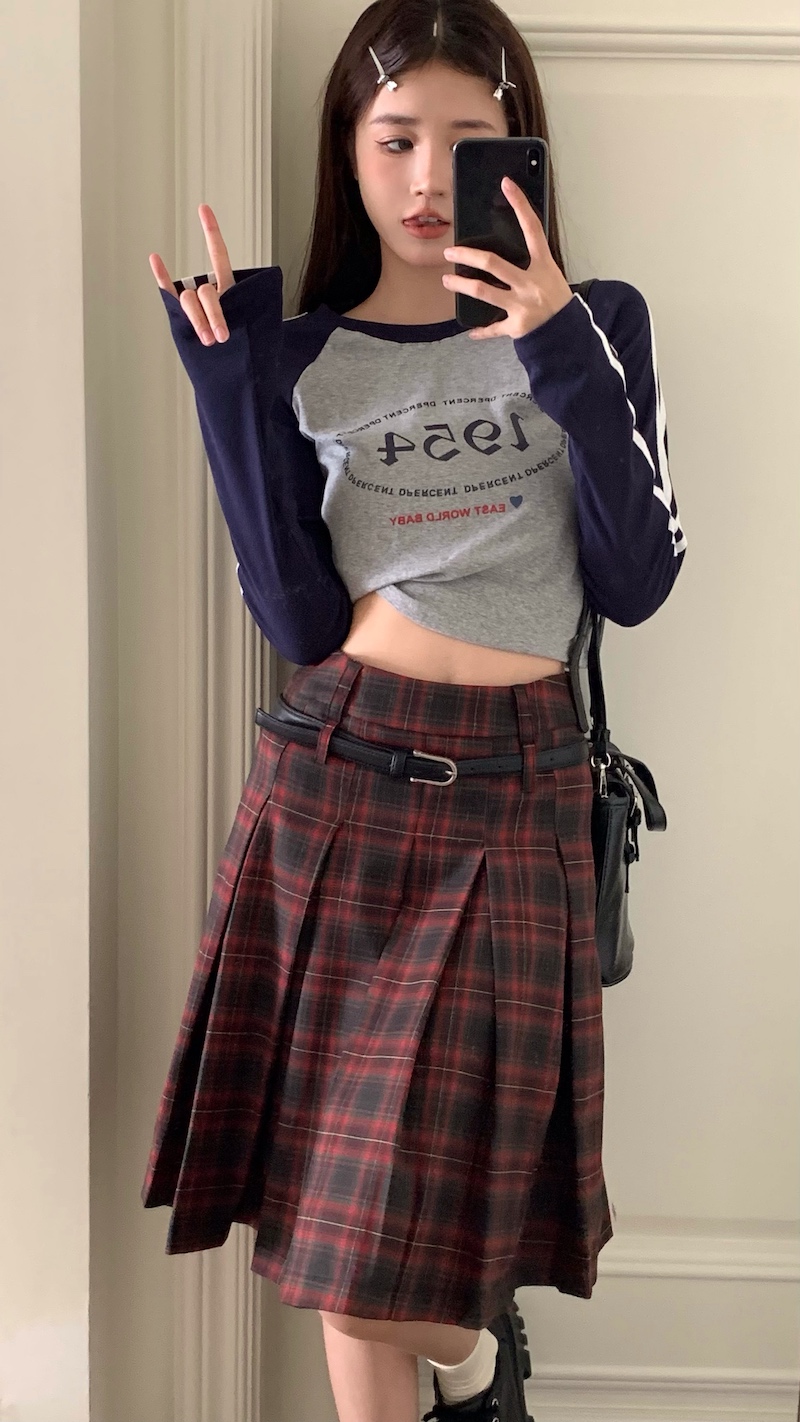 Real shooting real price Slim fit and thin retro long-sleeved letter T-shirt bottoming shirt top + high waist plaid pleated skirt
