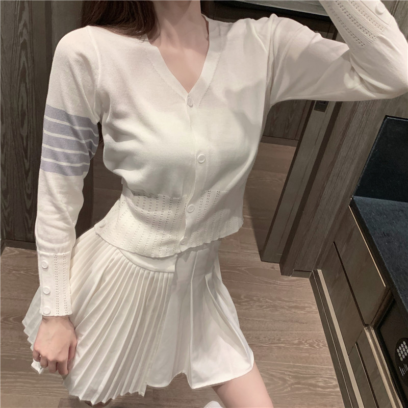 Real price of thin knitted cardigan and short top in early spring