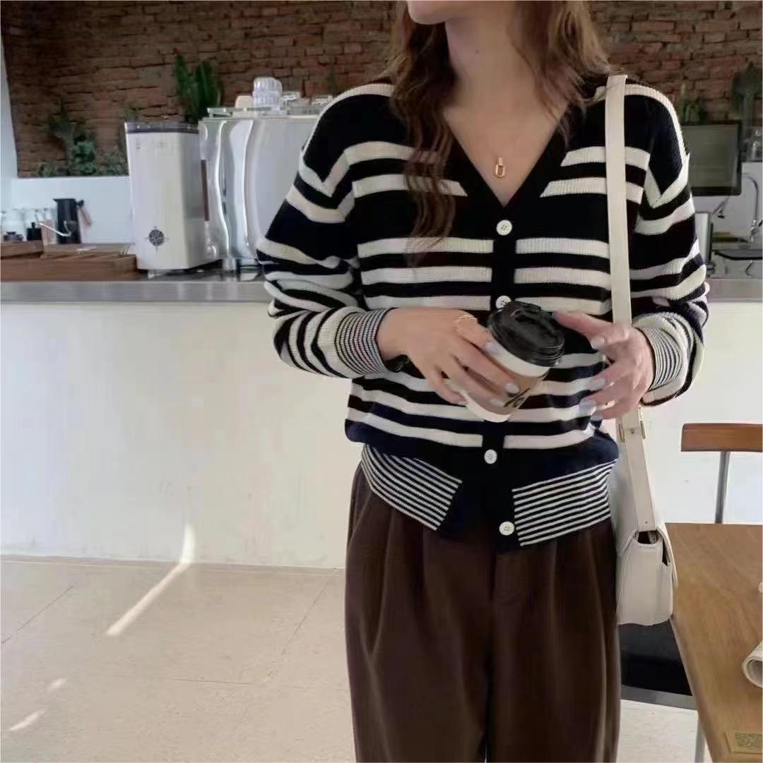 2022 autumn and winter new Korean version V-neck striped loose short thick and thin striped sweater knitted sweater cardigan coat women