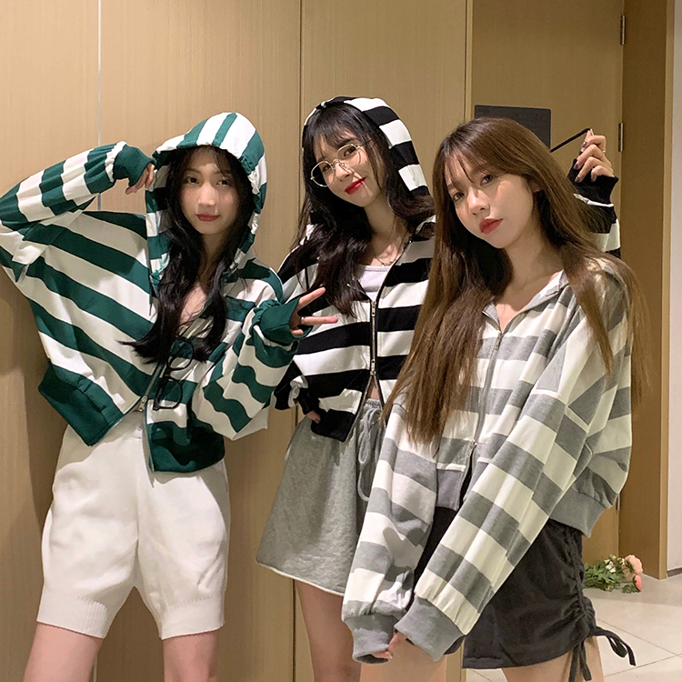 Autumn and winter Korean version 2022 new loose striped short section Western style niche long-sleeved thin sweater