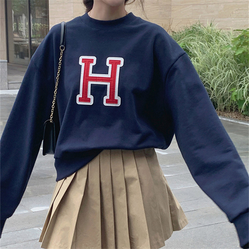 Quietly into the autumn, wear an H letter dark blue!