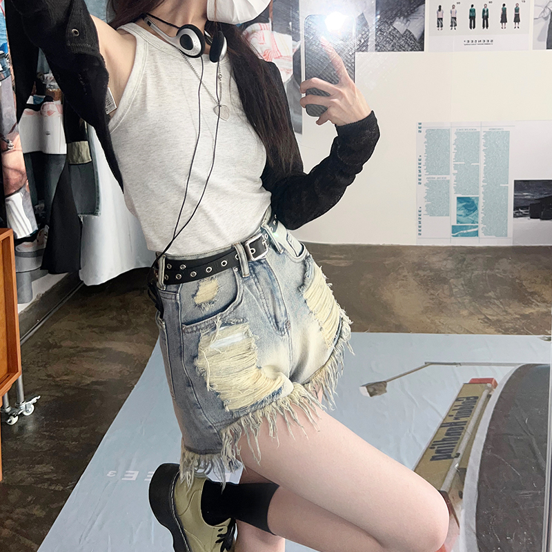 Actual shooting of 2022 Millennium slightly spicy Korean style rough cut shorts outdoor style