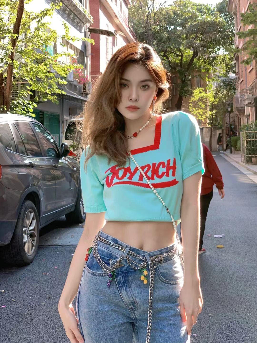 2022 new ins European and American short T-shirt women's summer design sense of minority chic slim sweet Spice Girl Top short sleeve