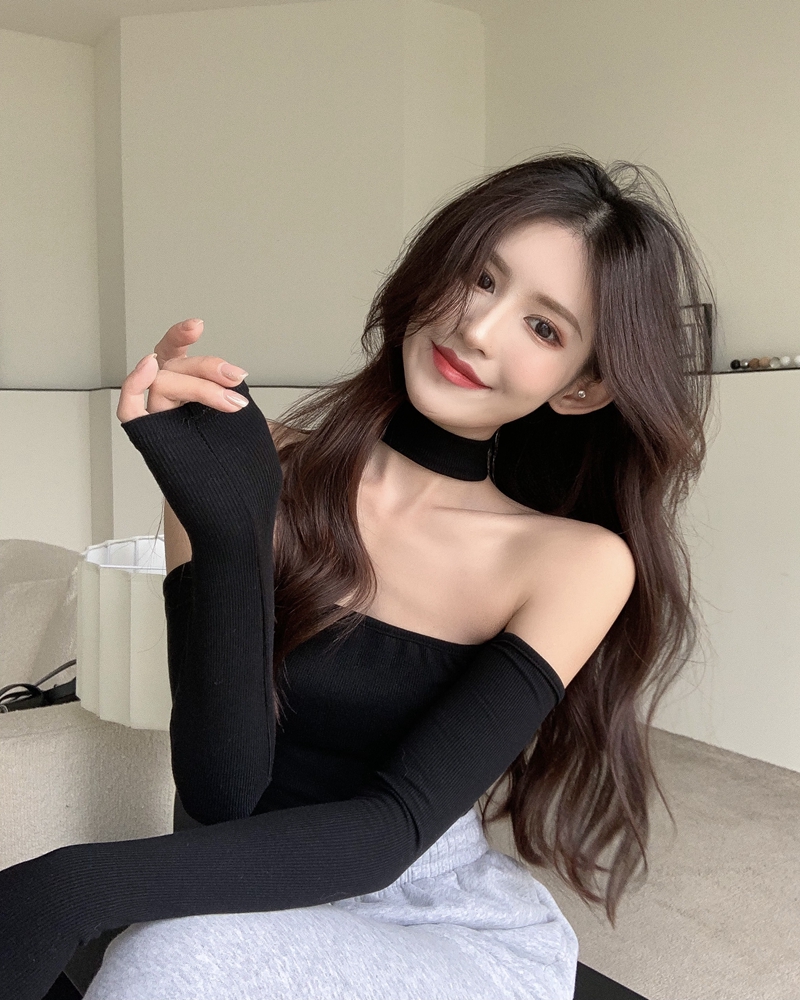 Real shot autumn Hong Kong style sexy slim fit, thin hanging neck, exposed collarbone, outer wear, inner bottoming shirt, ins top