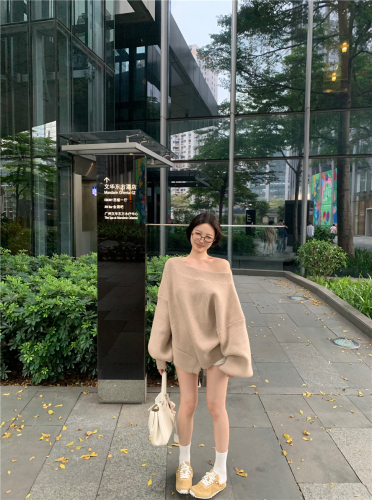 Actual shot of elegant white tea milk coffee lazy knitted top women's loose casual pullover sweater