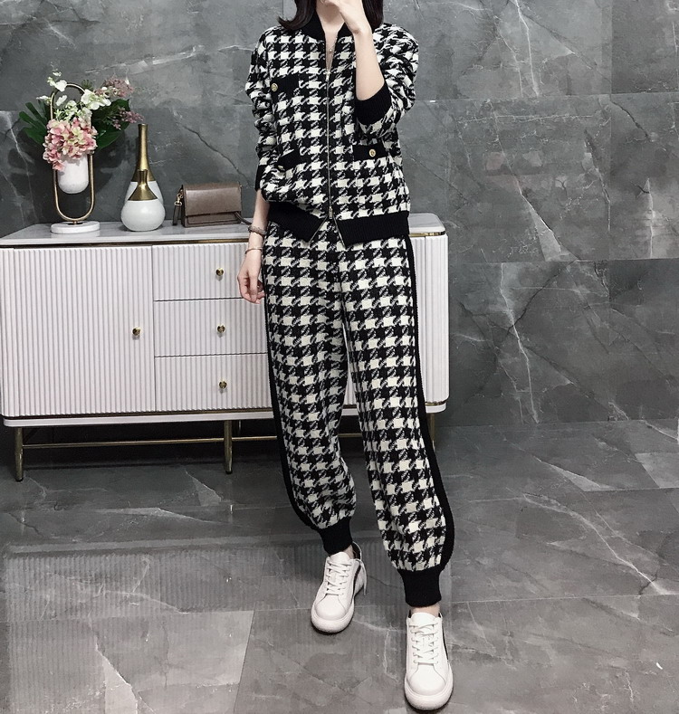 Autumn and winter new Hepburn style black and white plaid knitted suit women fashion foreign style sweater Harlan pants net red two piece suit