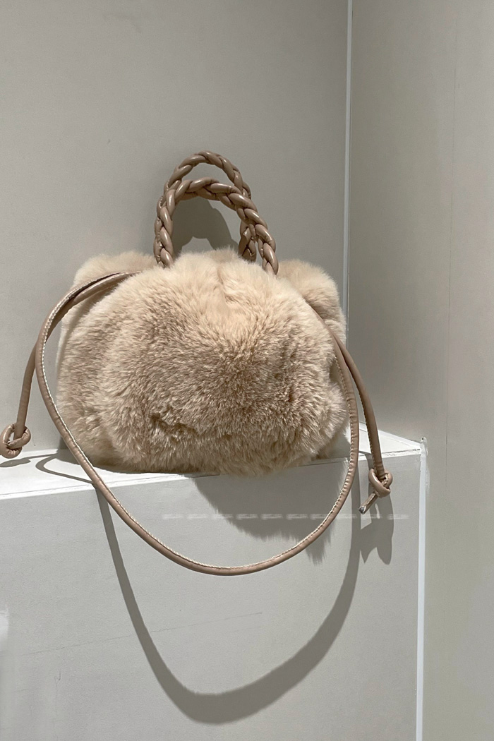 Real shooting special price design sense niche cloud plush pu handbag diagonal bag