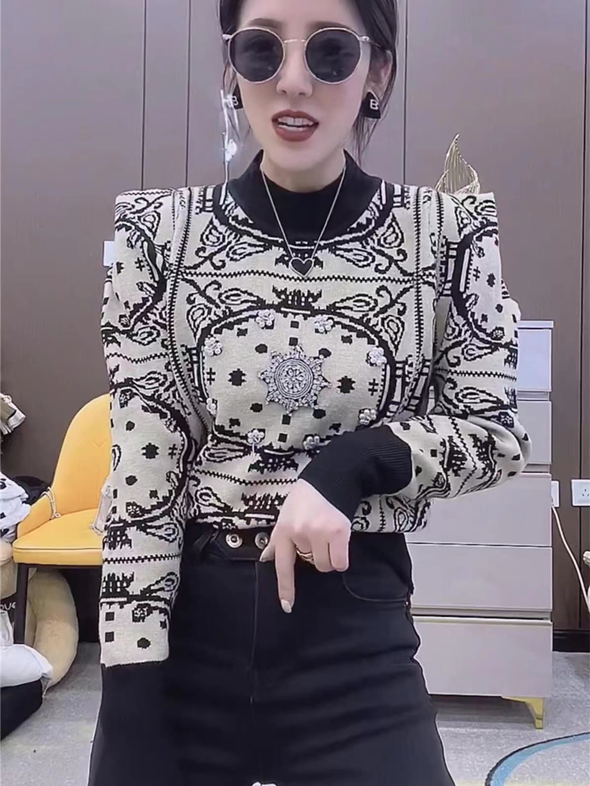 European goods heavy industry beaded short sweater women's long-sleeved 2022 winter new fashion all-match elastic bottoming sweater