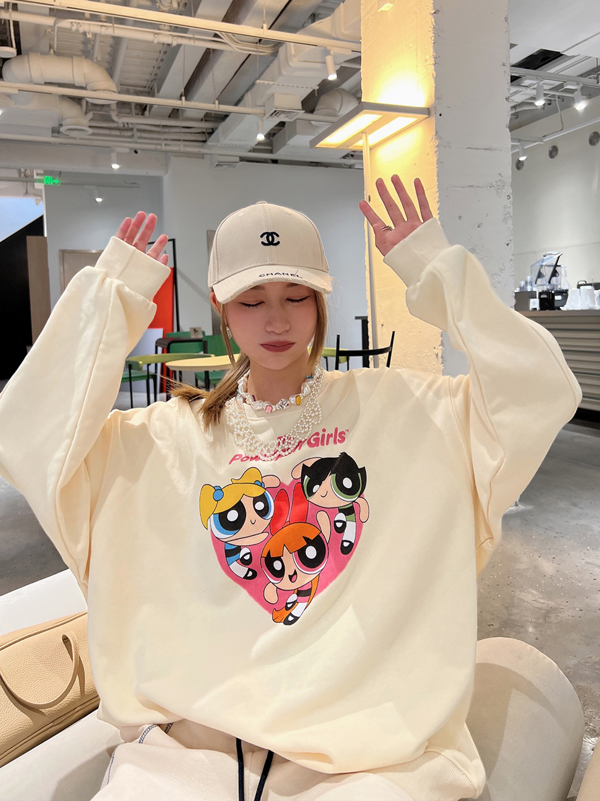 Thebestxue Korean version of loose beige flying girl round neck sweater 2022 new all-match top women's autumn